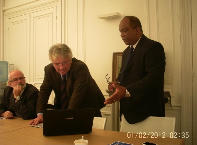 LE DIRECTEUR GENERALDE LA SECREN SA, Abel NTSAY EXPLIQUE AU PRESIDENT D’ORTHONGEL ,Yvon RIVA LES EFFORTS DÉJÀ ENTREPRIS ET DANS LE FUTUR AU SIEGE DE ANPF LORS DE LA VISITE ET PROSPECTION COMMERCIALES EN DECEMBRE 2012