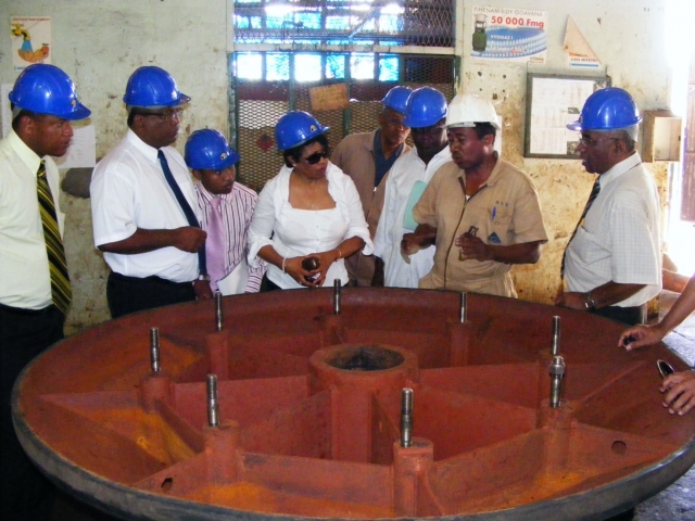 LA DELEGATION DE LA BOA (BANK OF AFRICA) CONDUITE PAR SA DIRECTRICE GENERALE ADJOINTE (AU MILIEU ) EN VISITE AU CHAN- TIER SOUTIENT LA SECREN DANS LA RELANCE DE SES ACTIVITES A PARTIR DE 2013